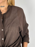 Camicia Aurora da donna con spalla scesa e linea morbida - vista dettaglio marrone