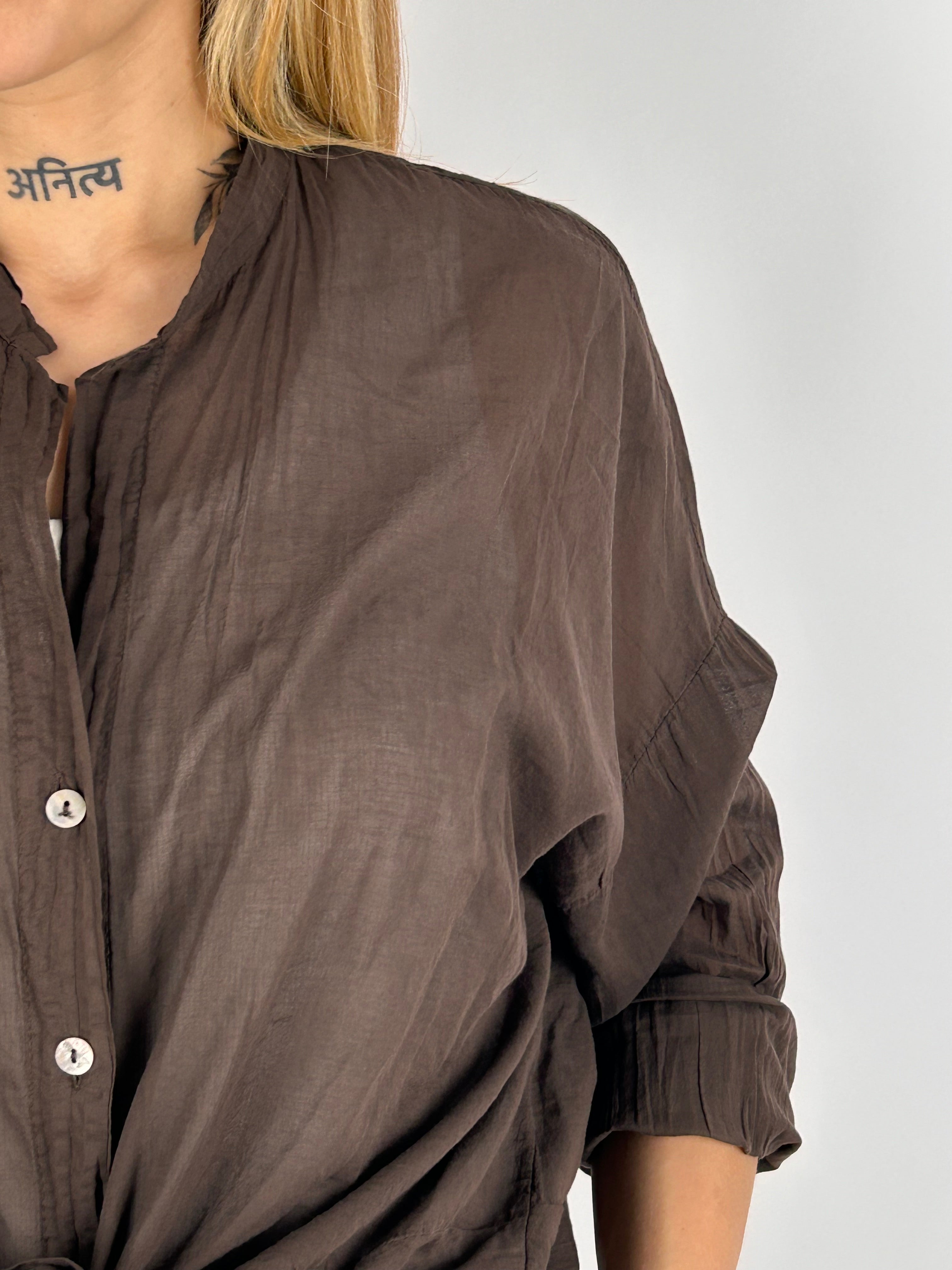 Camicia Aurora da donna con spalla scesa e linea morbida - vista dettaglio marrone