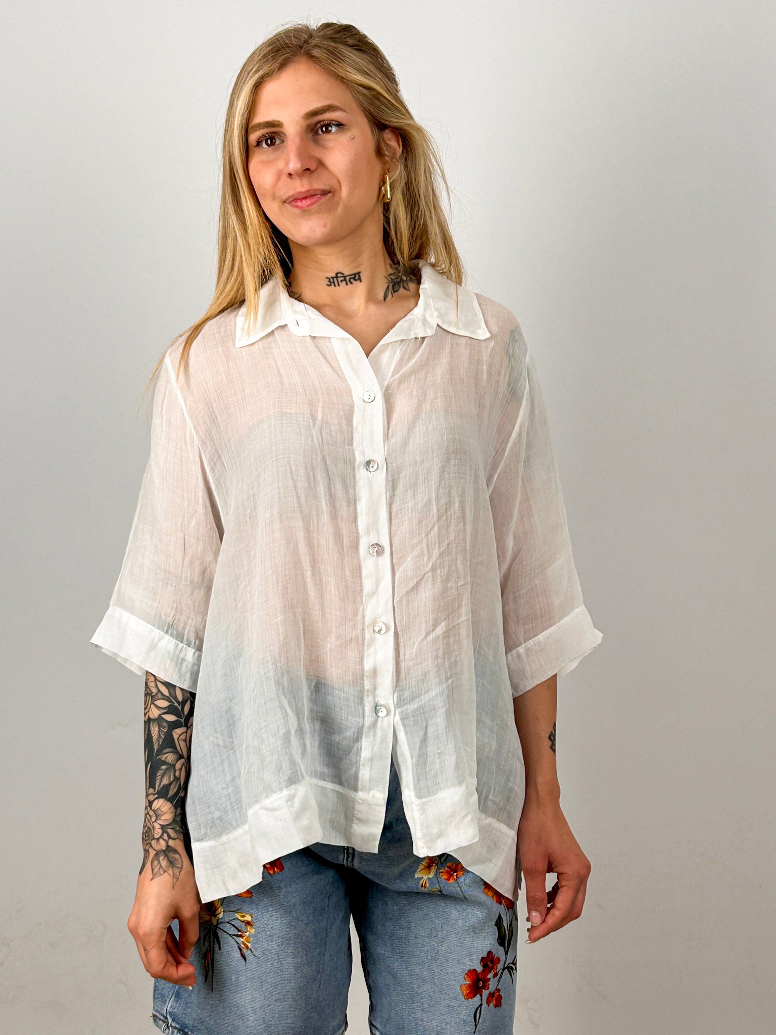Camicia donna leggera in ramie con vestibilità morbida. vista frontale