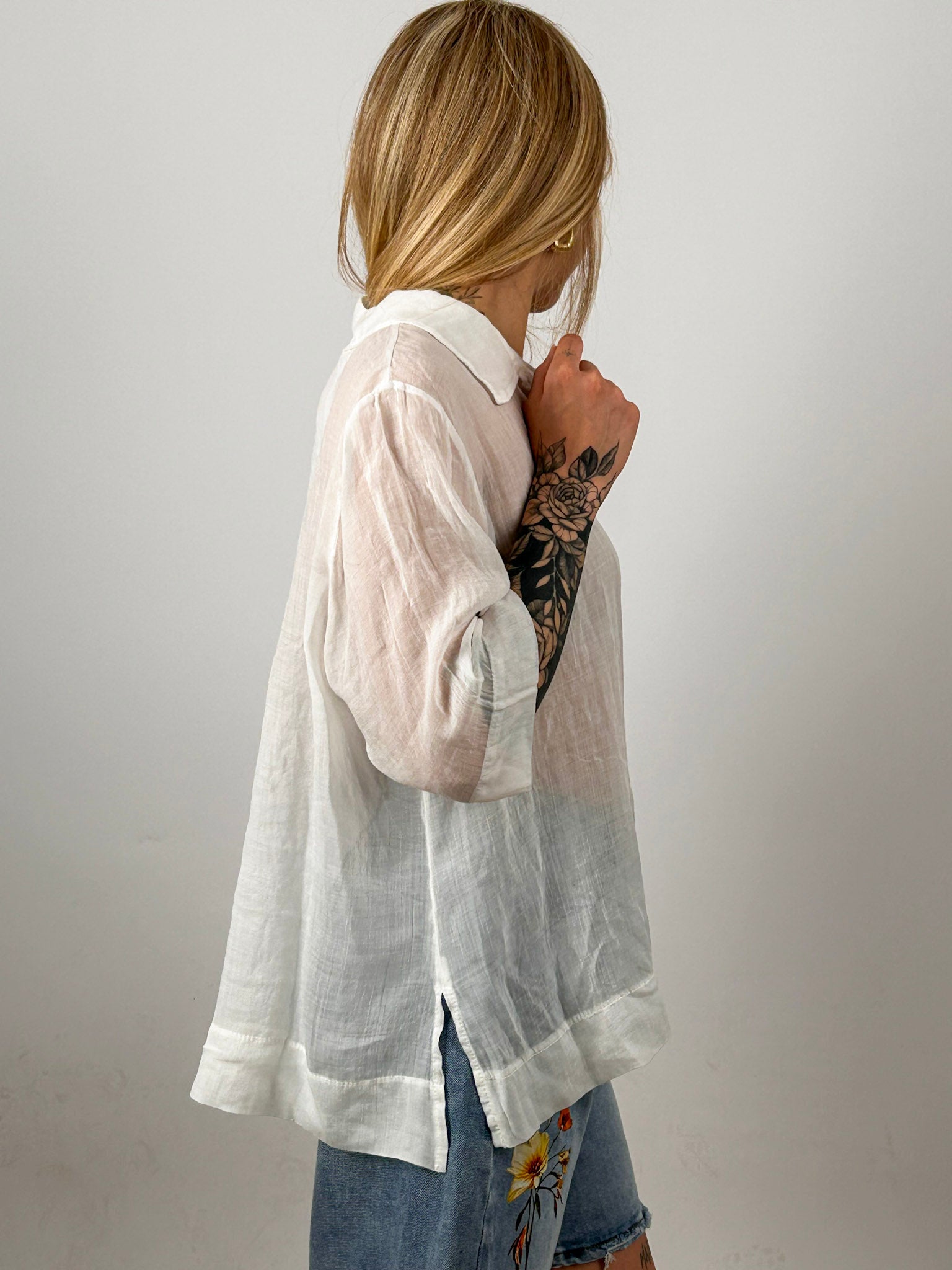 Camicia donna leggera in ramie con vestibilità morbida. vista laterale
