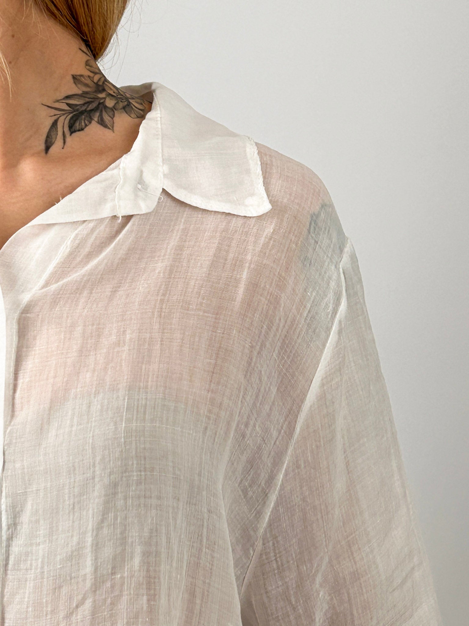 Camicia donna leggera in ramie con vestibilità morbida. dettaglio tessuto