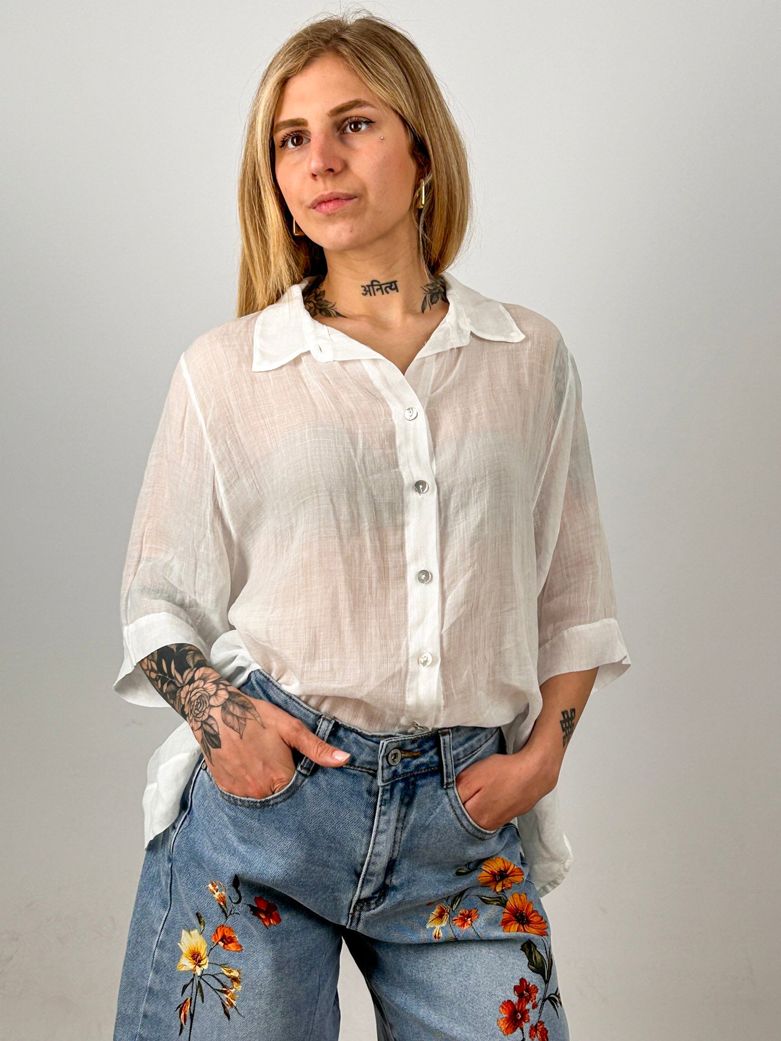 Camicia donna leggera in ramie con vestibilità morbida. portata dentro