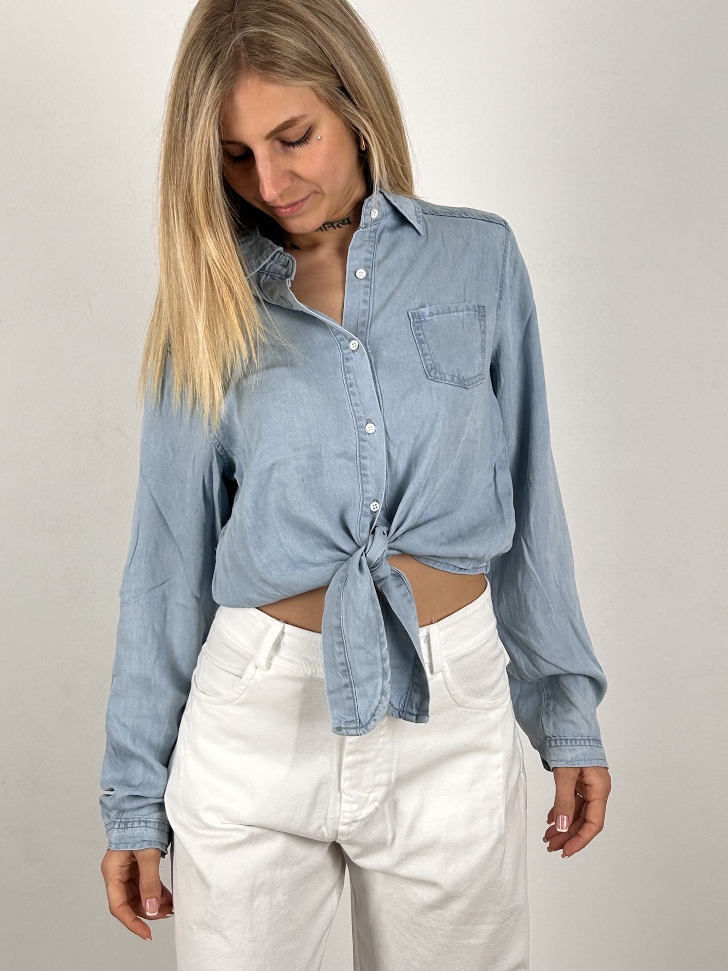 Camicia soft knot – camicia donna con nodo morbido, stile romantico chic da giorno.vista frontale

