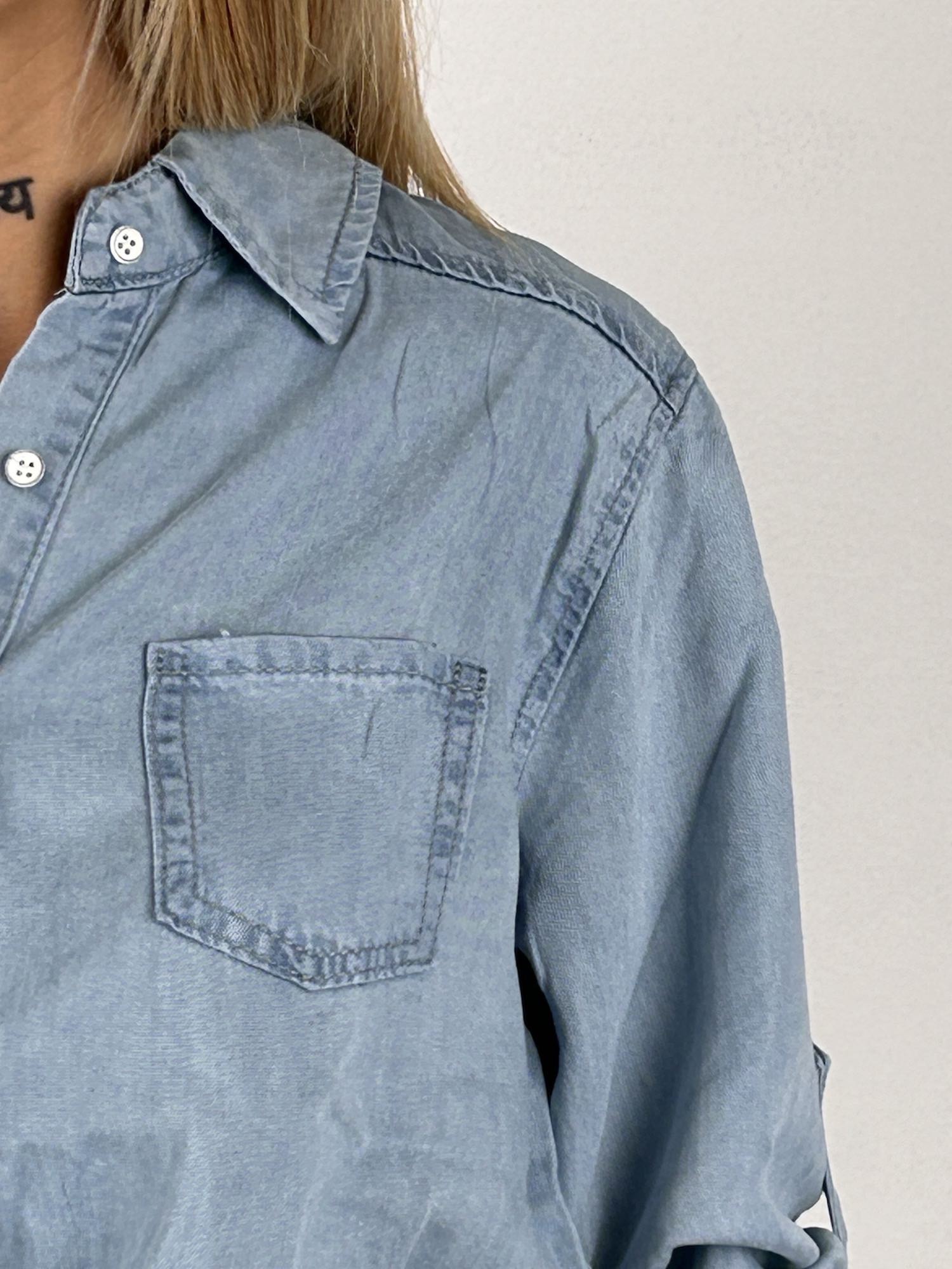 28. Camicia Soft Knot Camicia soft knot – camicia donna con nodo morbido, stile romantico chic da giorno.dettaglio

