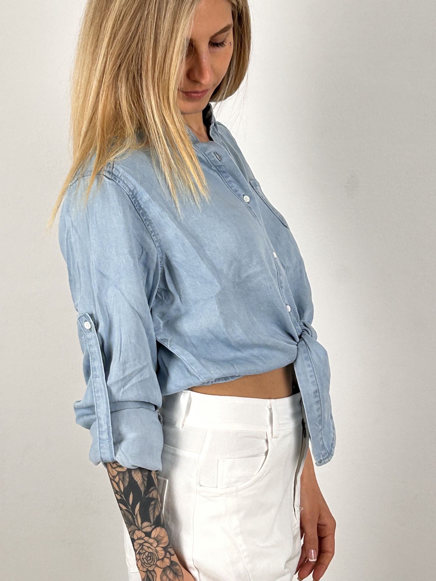 28. Camicia Soft Knot Camicia soft knot – camicia donna con nodo morbido, stile romantico chic da giorno.lato

