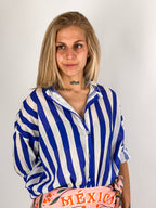 Donna che indossa la camicia Riga Soft in cotone con linea morbida e spalla scesa -vista frontale blu