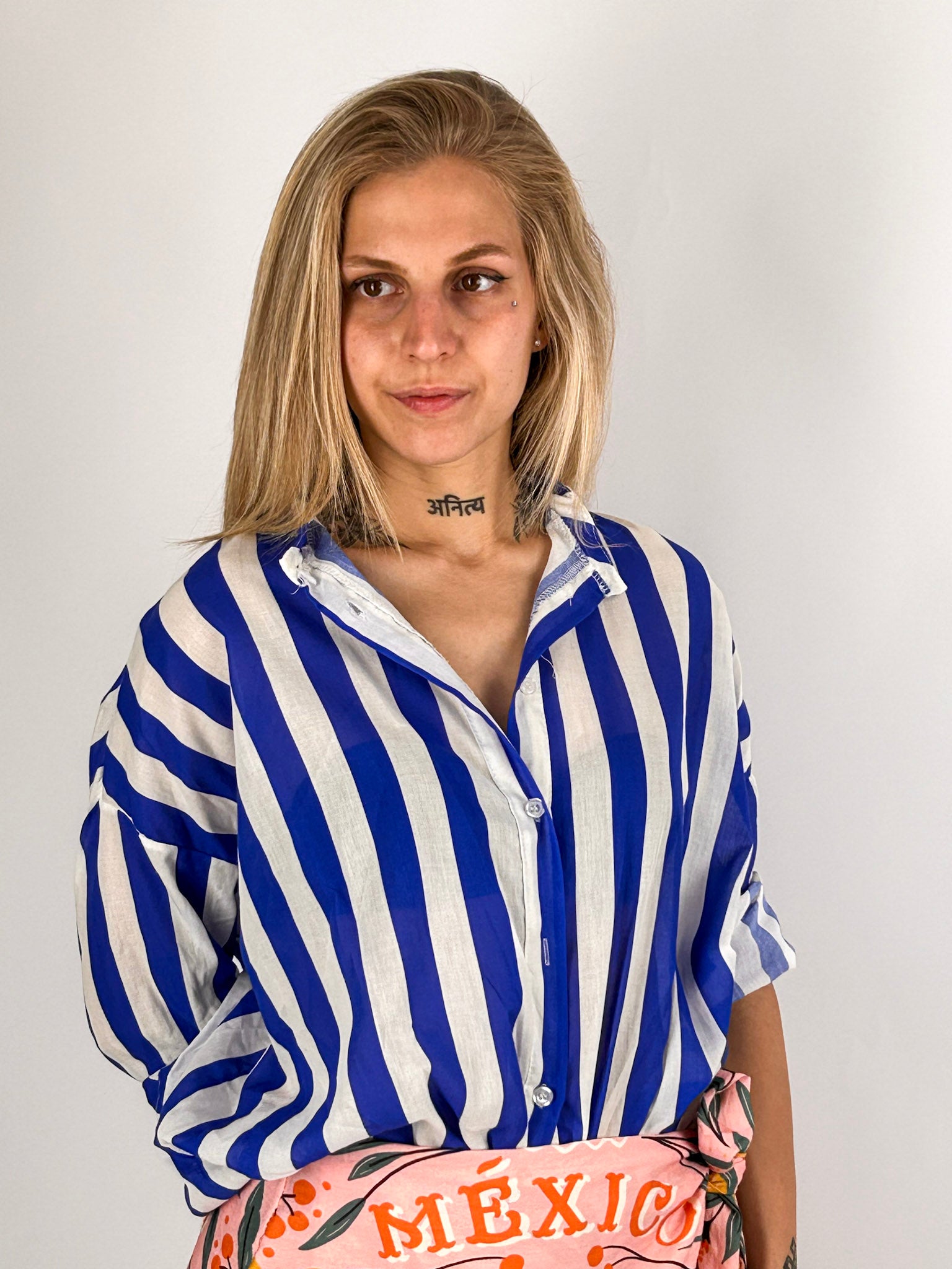 Donna che indossa la camicia Riga Soft in cotone con linea morbida e spalla scesa -vista frontale blu