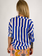 Donna che indossa la camicia Riga Soft in cotone con linea morbida e spalla scesa -vista retro blu