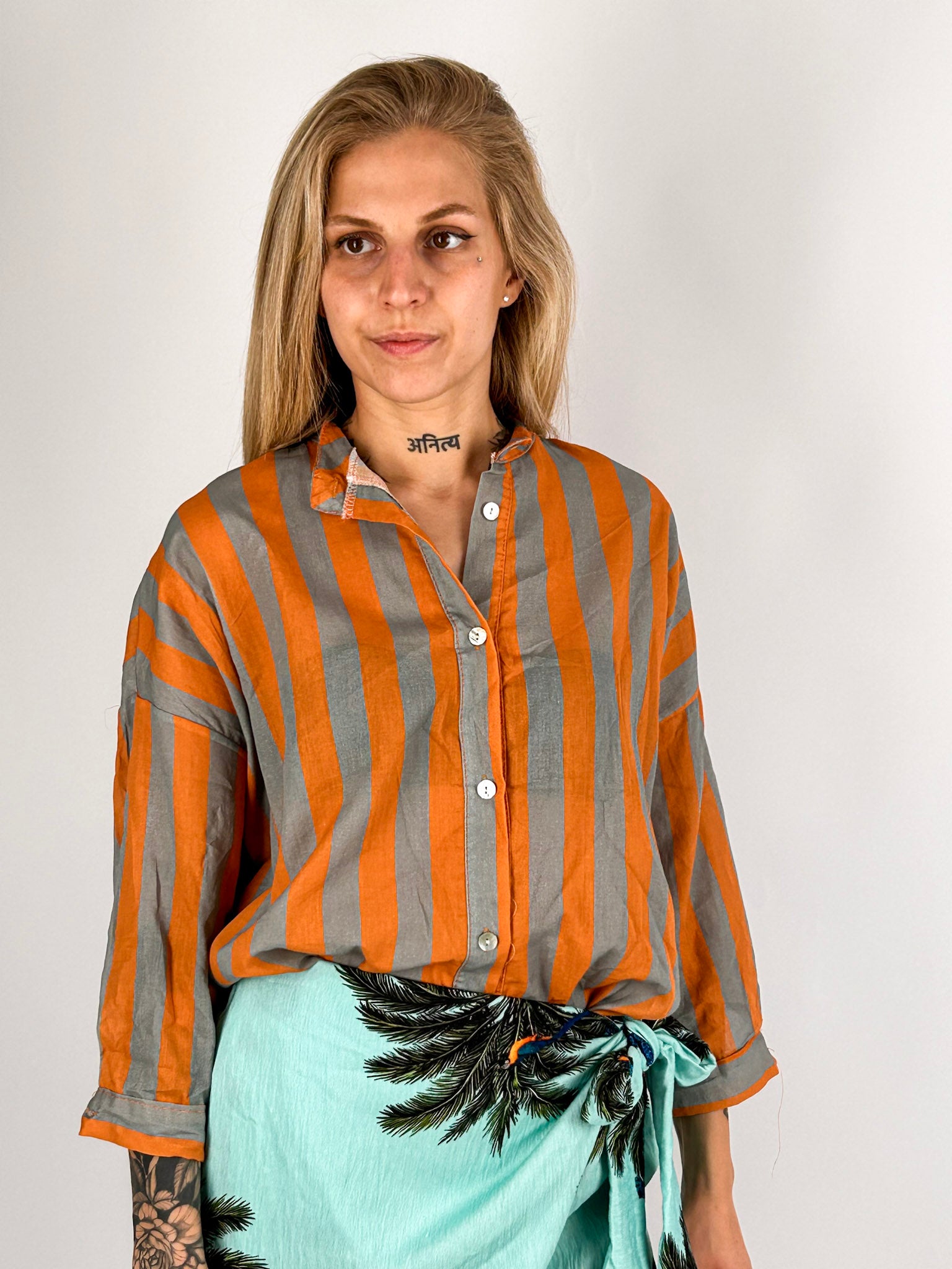 Donna che indossa la camicia Riga Soft in cotone con linea morbida e spalla scesa -vista frontale arancio