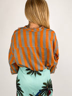 Donna che indossa la camicia Riga Soft in cotone con linea morbida e spalla scesa -vista retro arancio