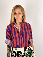 Donna che indossa la camicia Riga Soft in cotone con linea morbida e spalla scesa -vista frontale viola