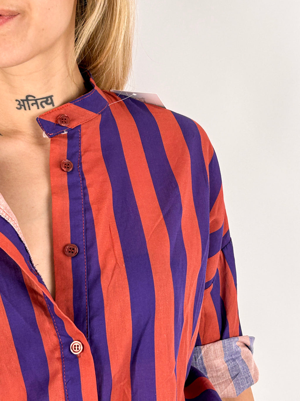 Donna che indossa la camicia Riga Soft in cotone con linea morbida e spalla scesa -vista dettaglio viola
