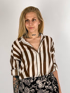 Donna che indossa la camicia Riga Soft in cotone con linea morbida e spalla scesa -vista frontale marrone