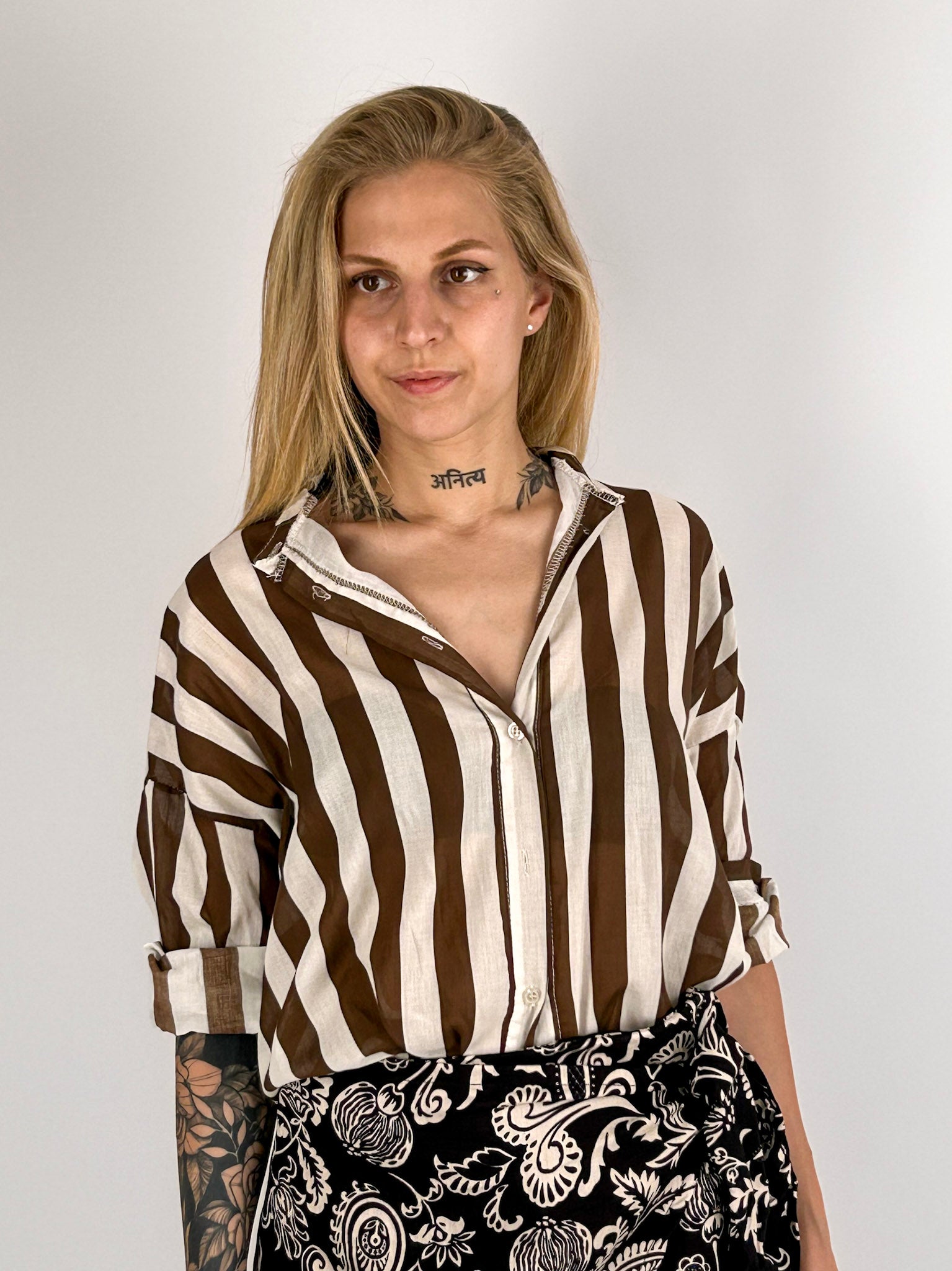 Donna che indossa la camicia Riga Soft in cotone con linea morbida e spalla scesa -vista frontale marrone