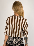 Donna che indossa la camicia Riga Soft in cotone con linea morbida e spalla scesa -vista retro marrone