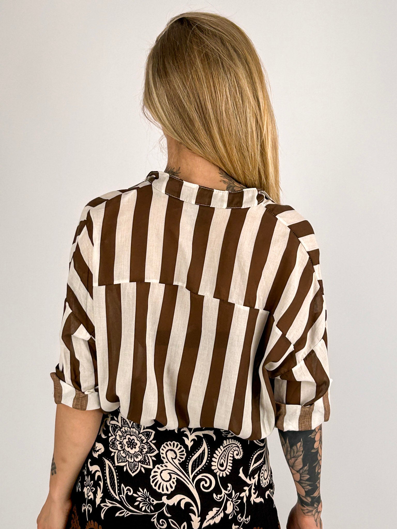 Donna che indossa la camicia Riga Soft in cotone con linea morbida e spalla scesa -vista retro marrone