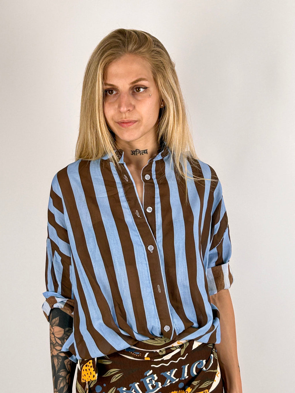 Donna che indossa la camicia Riga Soft in cotone con linea morbida e spalla scesa -vista frontale azzurro