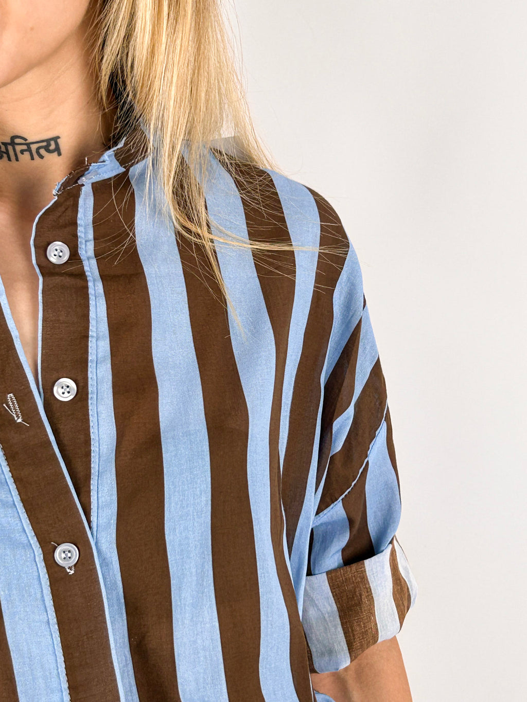Donna che indossa la camicia Riga Soft in cotone con linea morbida e spalla scesa -vista dettaglio azzurro