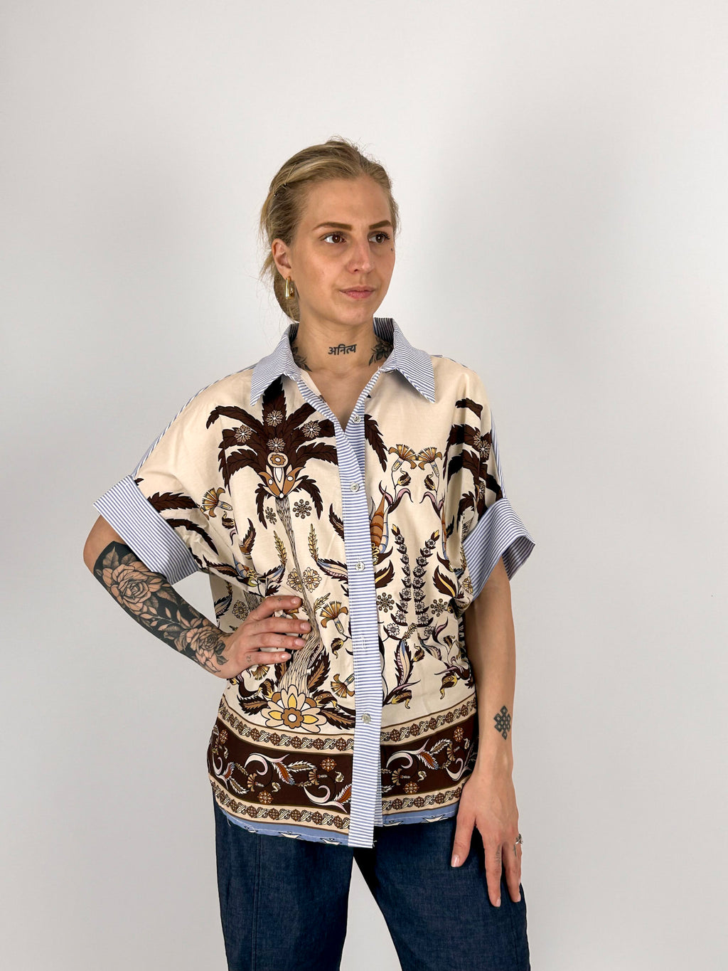Camicia donna over in cotone fantasia con spalla scesa e vestibilità ampia - vista frontale