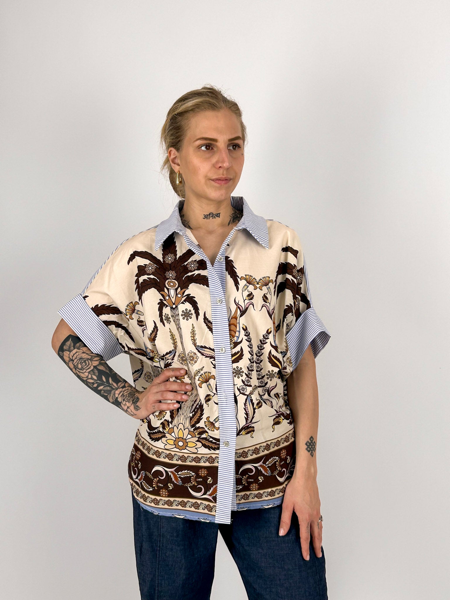 Camicia donna over in cotone fantasia con spalla scesa e vestibilità ampia - vista frontale