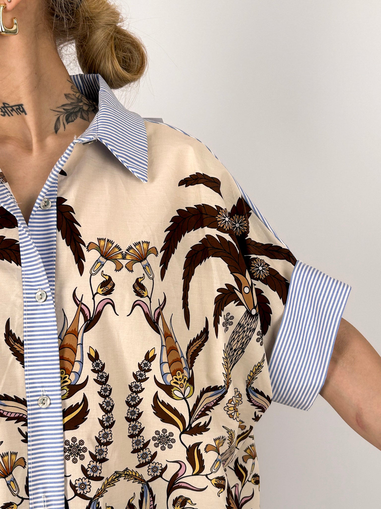 Camicia donna over in cotone fantasia con spalla scesa e vestibilità ampia - dettaglio mancia