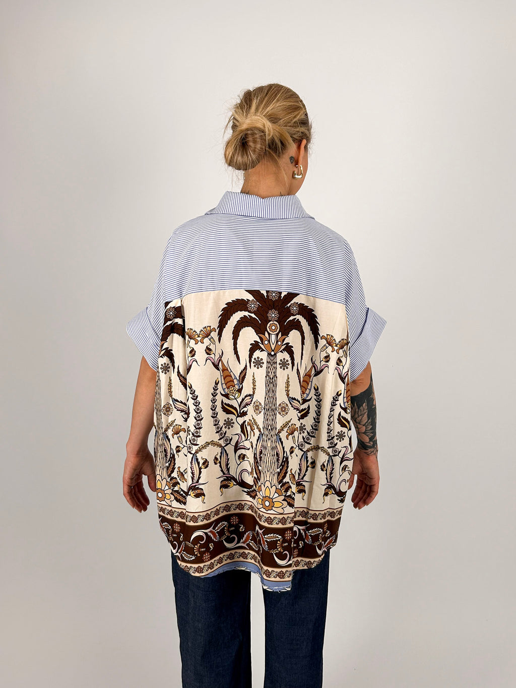 Camicia donna over in cotone fantasia con spalla scesa e vestibilità ampia - vista retro