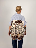 Camicia donna over in cotone fantasia con spalla scesa e vestibilità ampia - vista retro