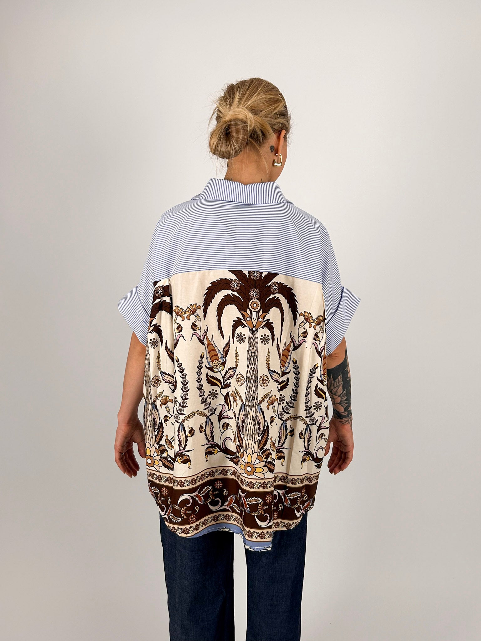 Camicia donna over in cotone fantasia con spalla scesa e vestibilità ampia - vista retro