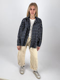 Camicia Oversize blu a quadri indossata, look completo