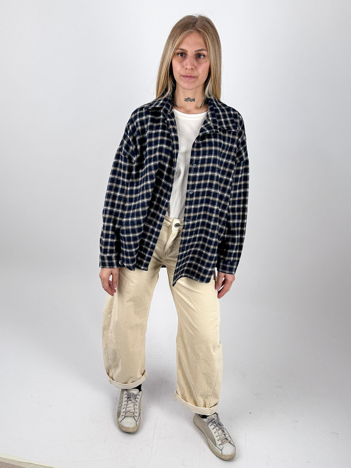 Camicia Oversize blu a quadri indossata, look completo