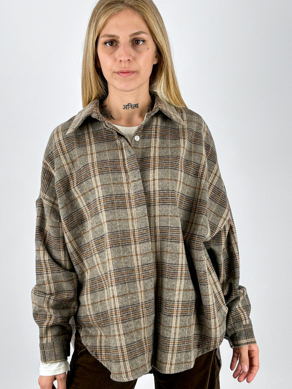 Camicia Over tortora a quadri indossata, vista frontale