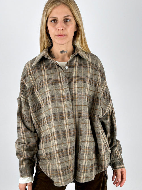 Camicia Over tortora a quadri indossata, vista frontale