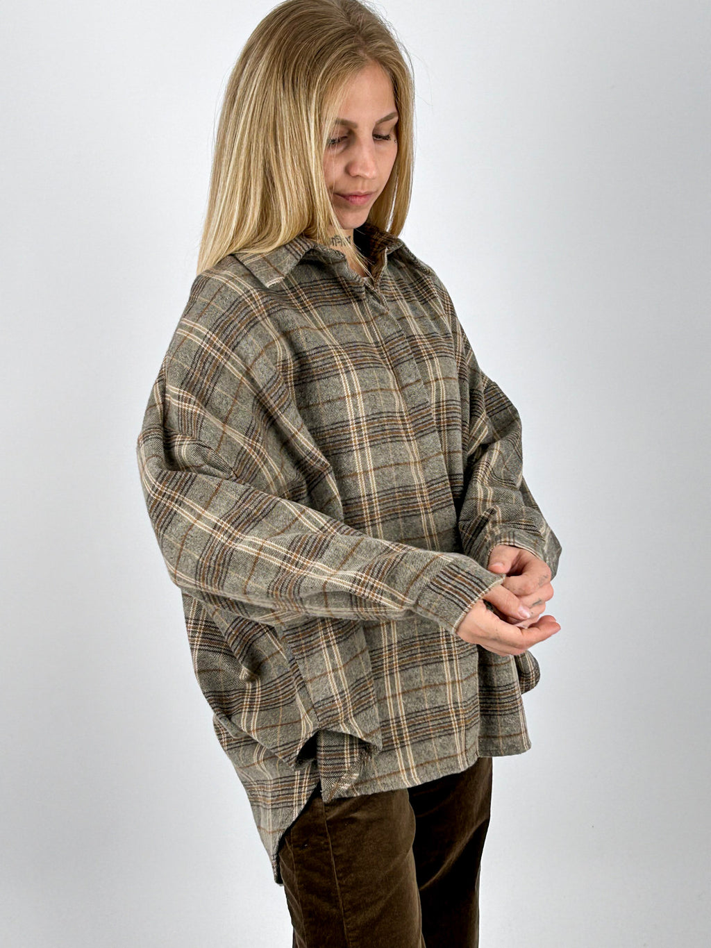 Camicia Over tortora a quadri indossata aperta