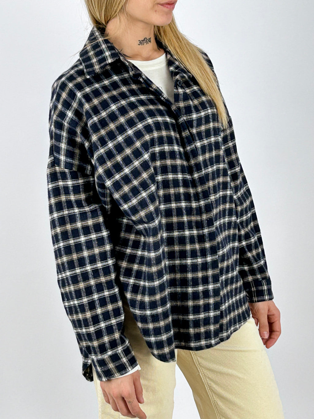 Camicia Oversize blu a quadri vista tre quarti