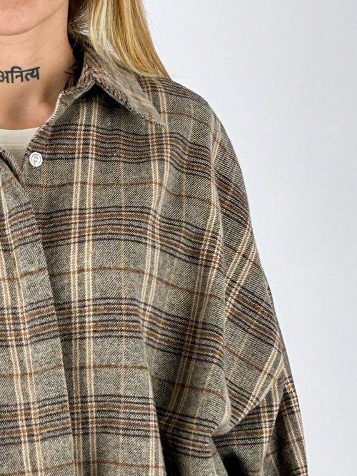 Camicia Over tortora a quadri, dettaglio tessuto e colletto