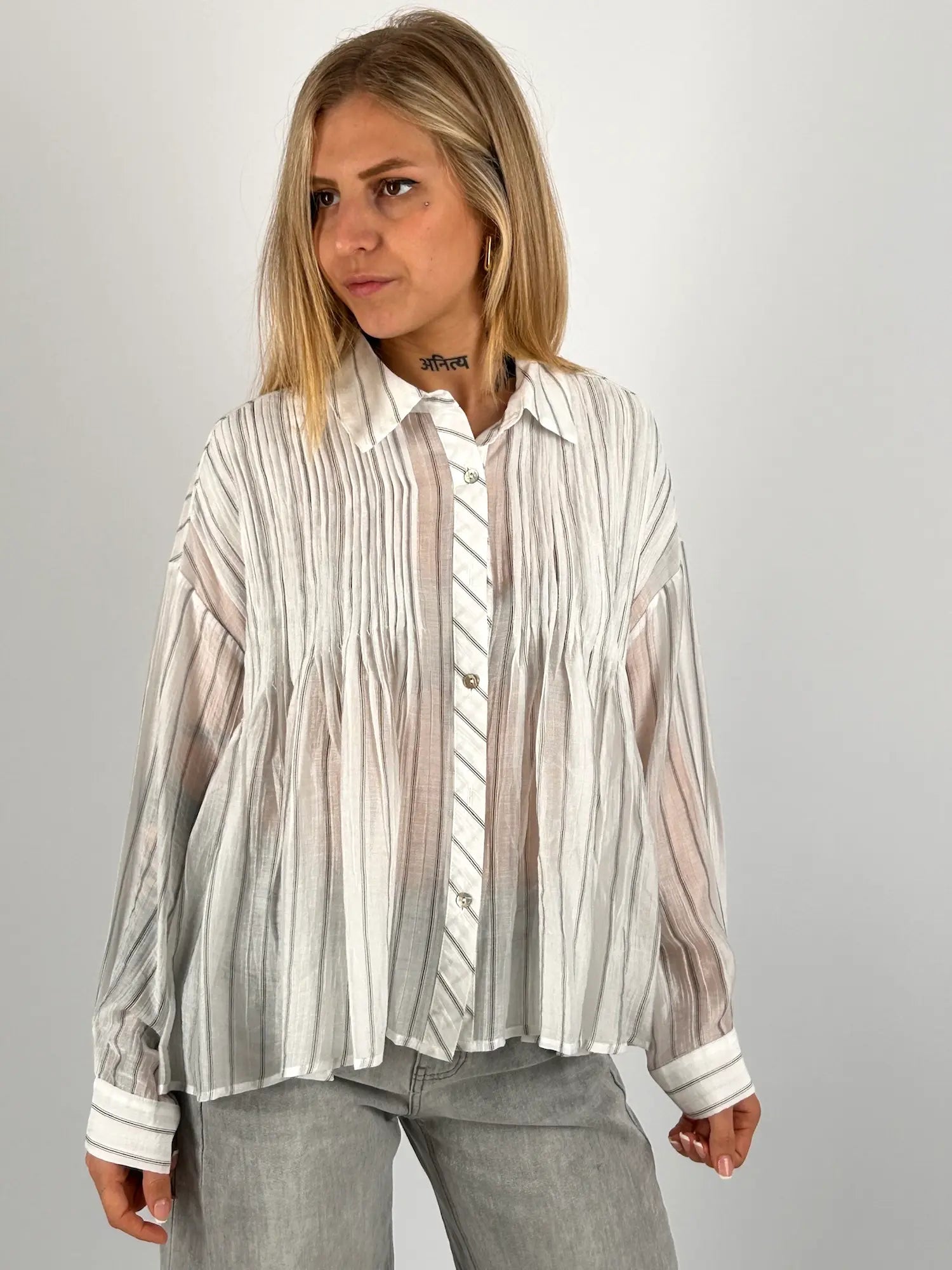 Camicia donna plissé a righe nei toni beige e grigio con vestibilità morbida e tessuto leggero. vista frontale