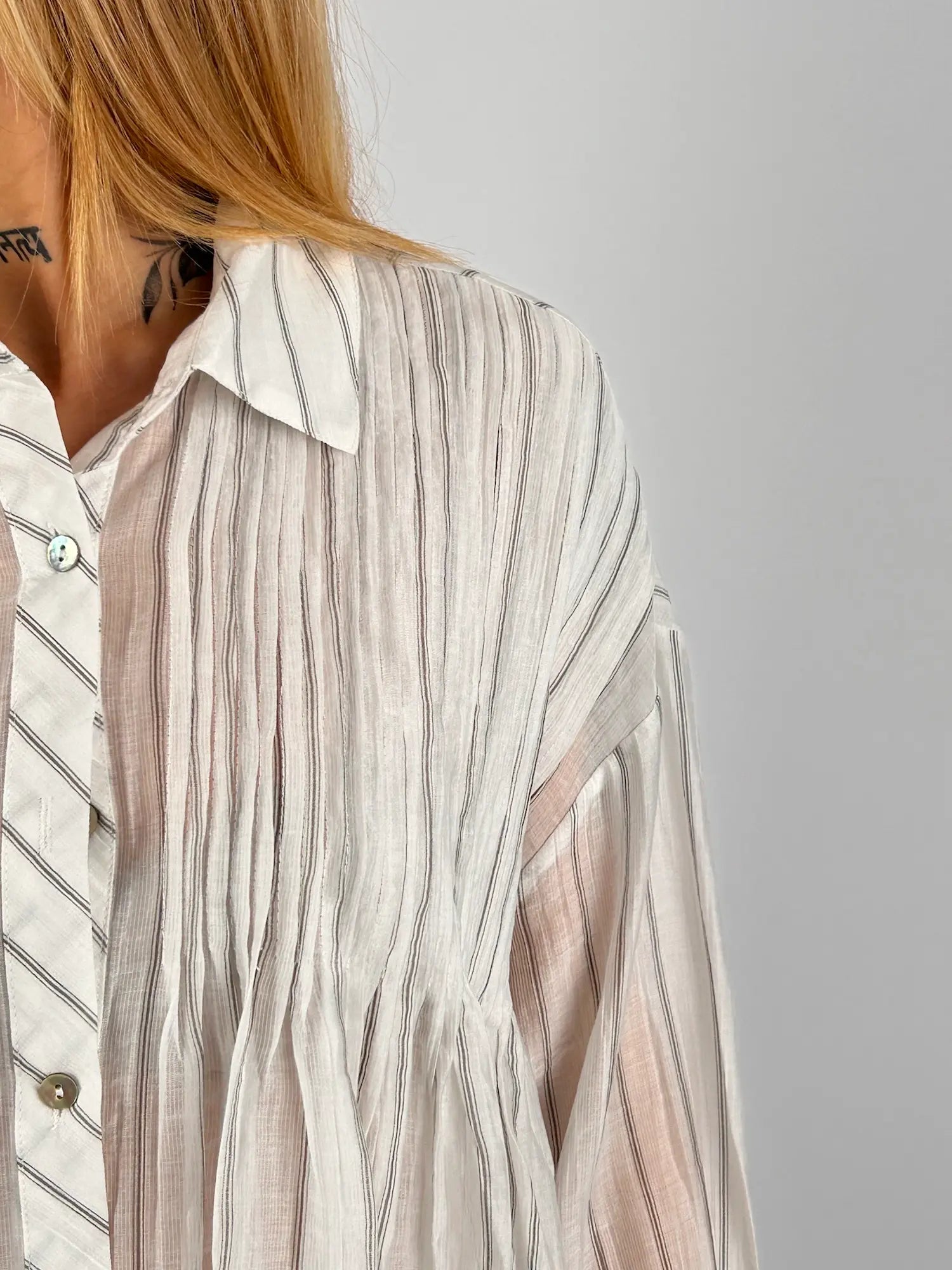 Camicia donna plissé a righe nei toni beige e grigio con vestibilità morbida e tessuto leggero. vista dettaglio