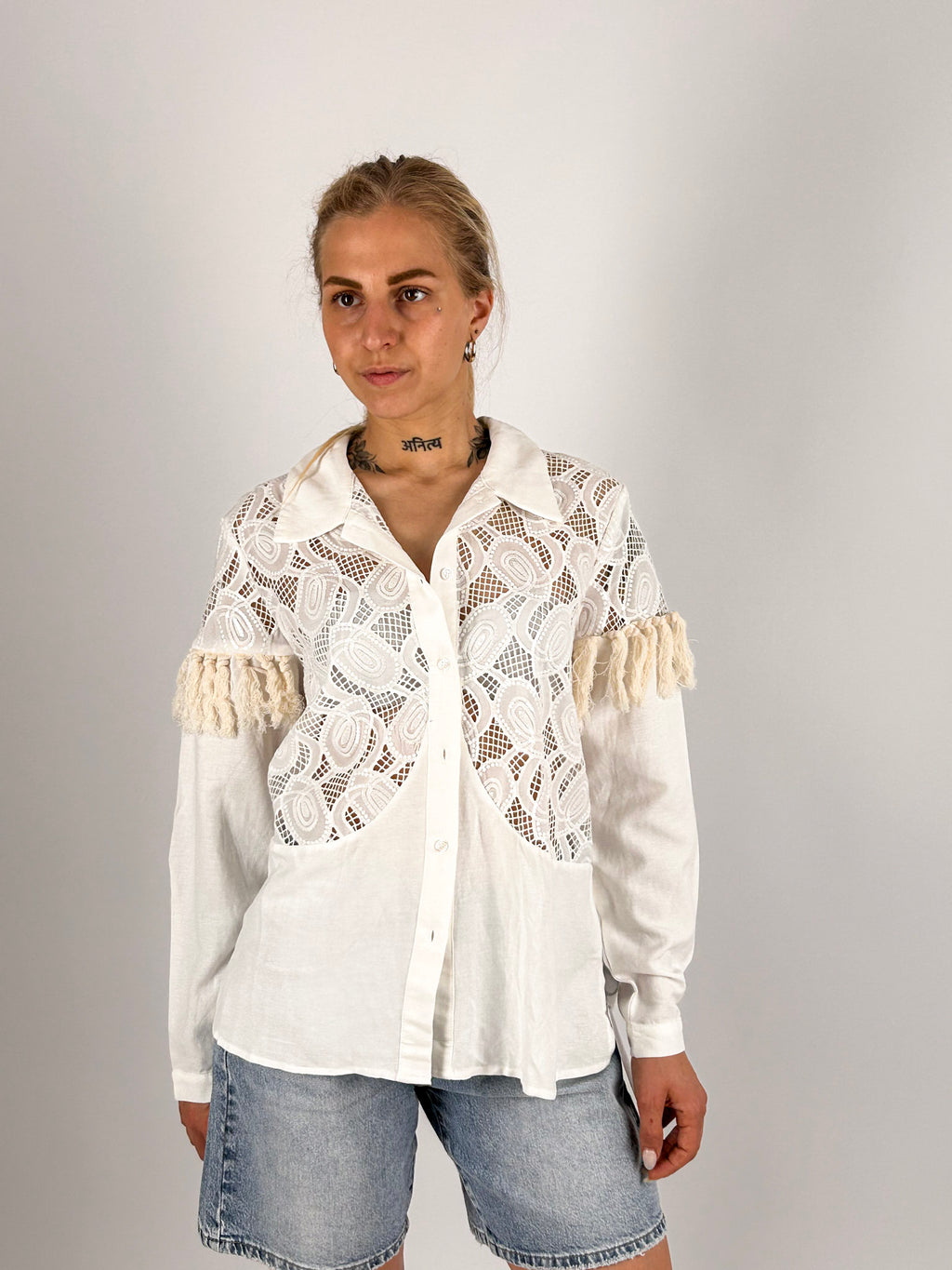 Camicia donna in cotone con ricami  bianco decorativi e dettagli sfrangiati sulle maniche - vista frontale