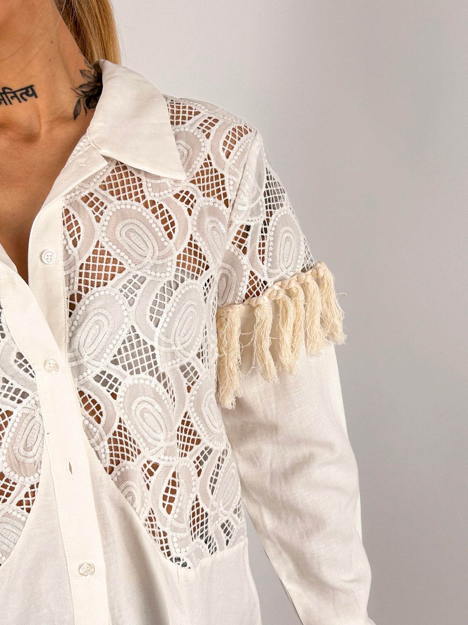 Camicia donna in cotone con ricami  bianco decorativi e dettagli sfrangiati sulle maniche - vista dettaglio
