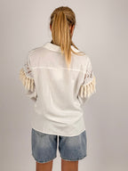 Camicia donna in cotone con ricami  bianco decorativi e dettagli sfrangiati sulle maniche - vista retro