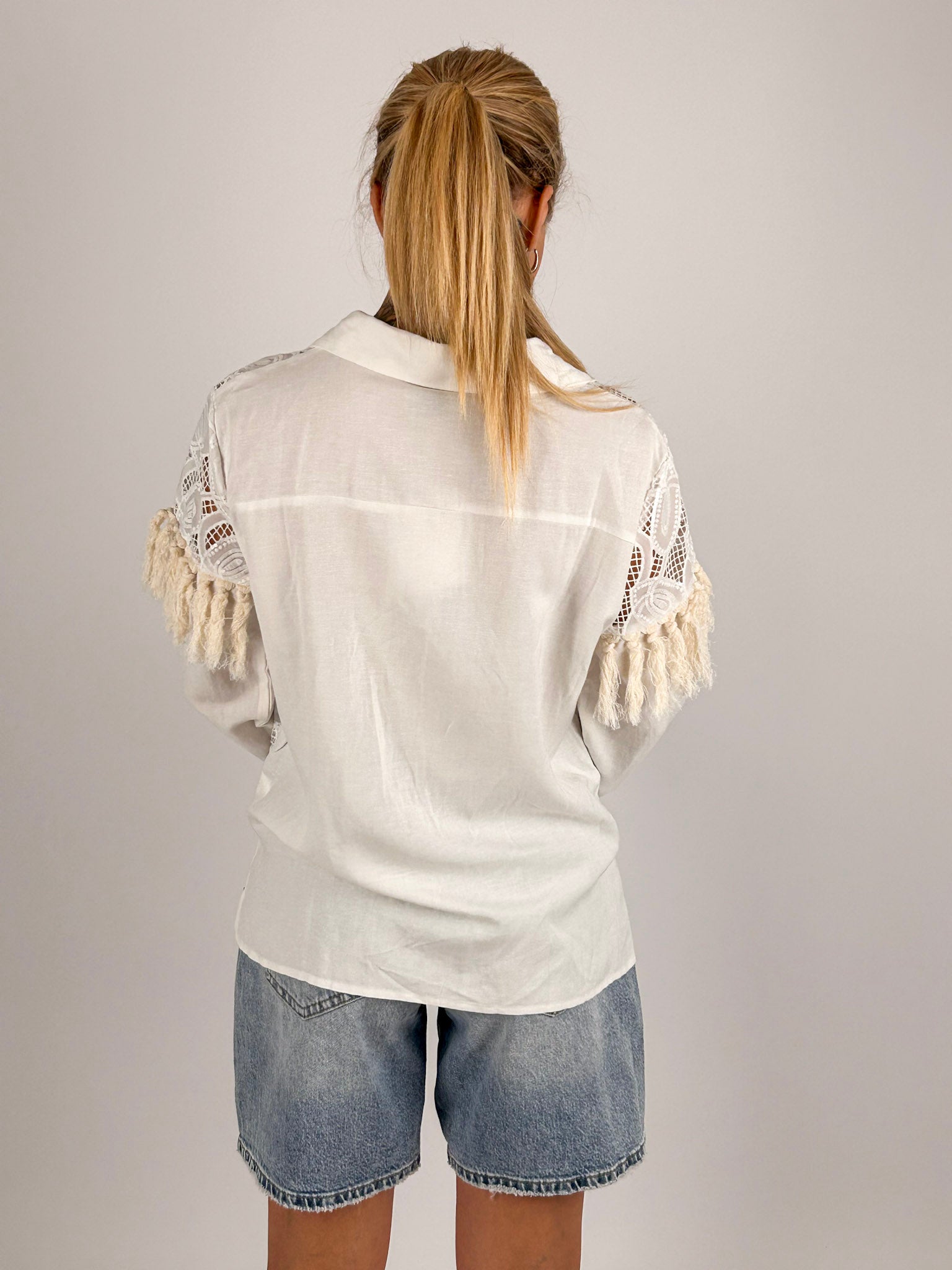 Camicia donna in cotone con ricami  bianco decorativi e dettagli sfrangiati sulle maniche - vista retro