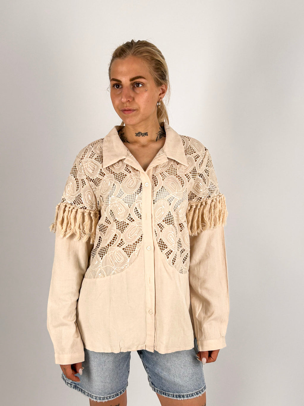 Camicia donna in cotone con ricami  beige decorativi e dettagli sfrangiati sulle maniche - vista frontale