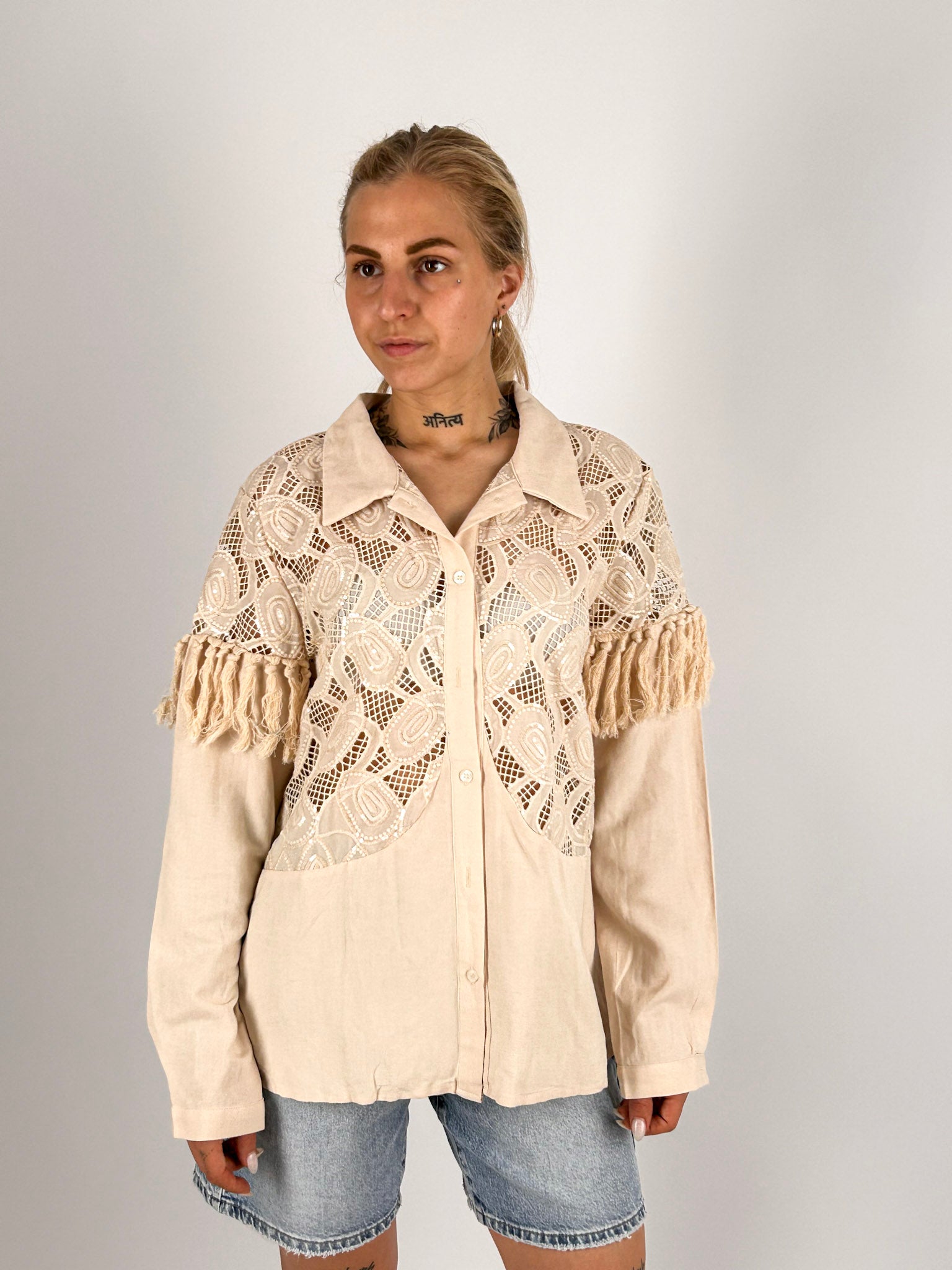 Camicia donna in cotone con ricami  beige decorativi e dettagli sfrangiati sulle maniche - vista frontale