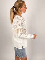Camicia donna in cotone con ricami  bianco decorativi e dettagli sfrangiati sulle maniche - vista laterale