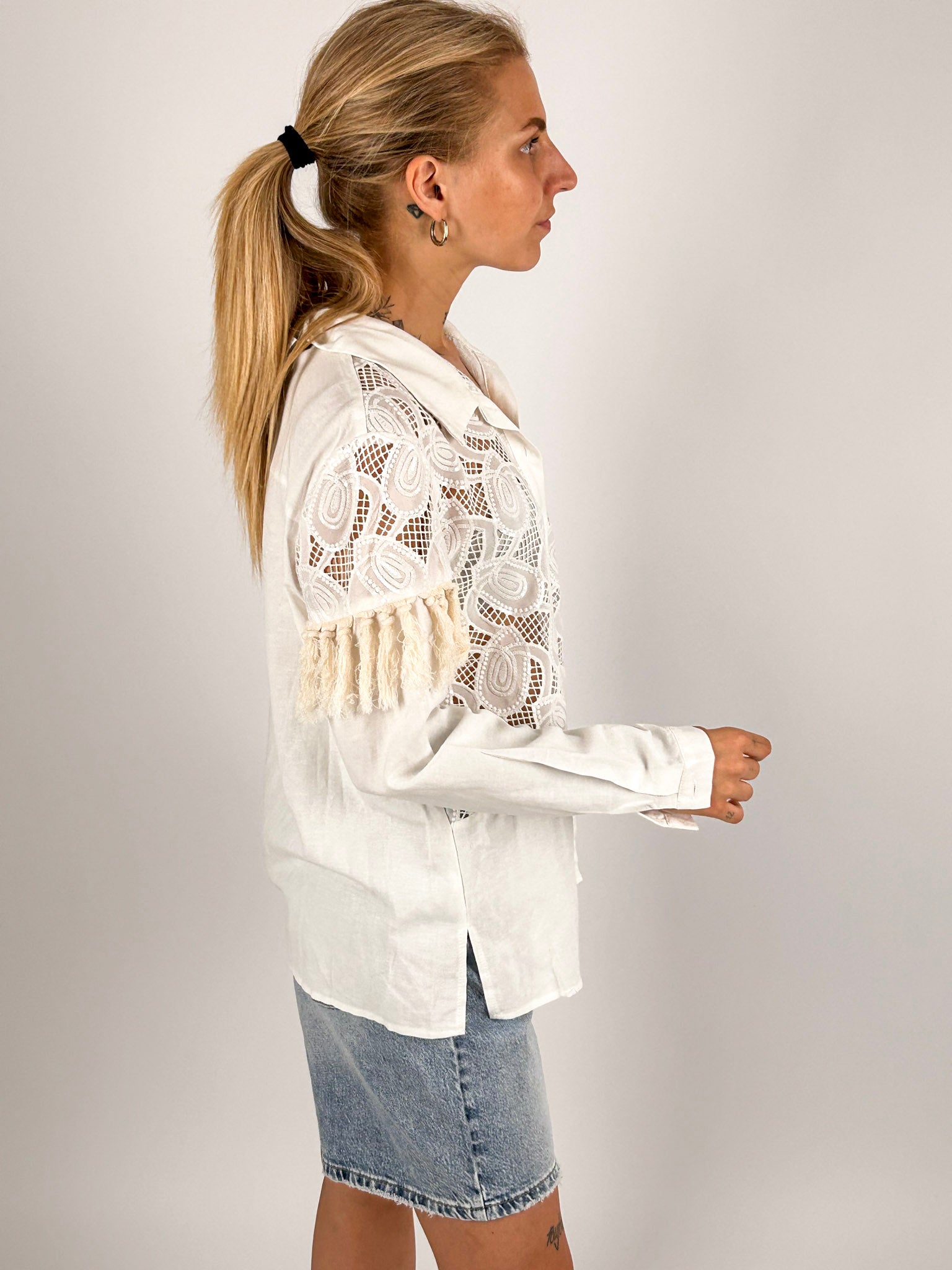 Camicia donna in cotone con ricami  bianco decorativi e dettagli sfrangiati sulle maniche - vista laterale
