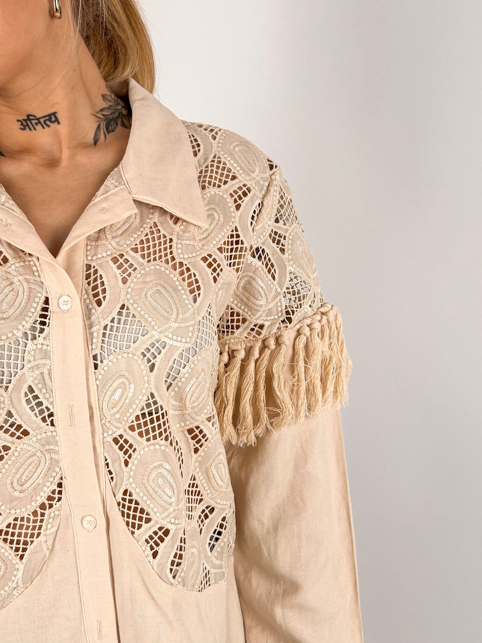 Camicia donna in cotone con ricami  beige decorativi e dettagli sfrangiati sulle maniche - vista dettaglio