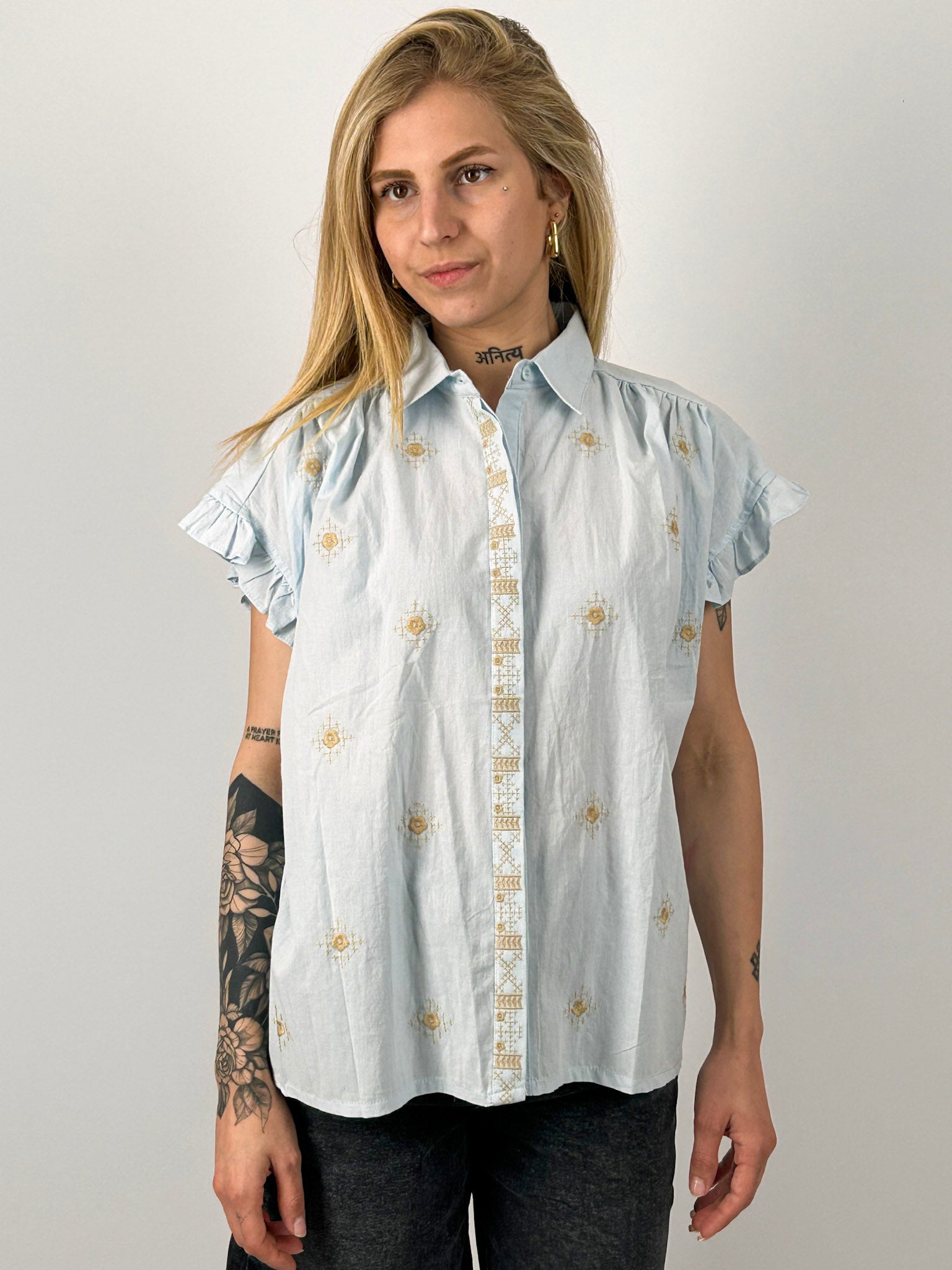 Camicia donna ricamata in cotone con maniche ruches e vestibilità morbida.vista frontale