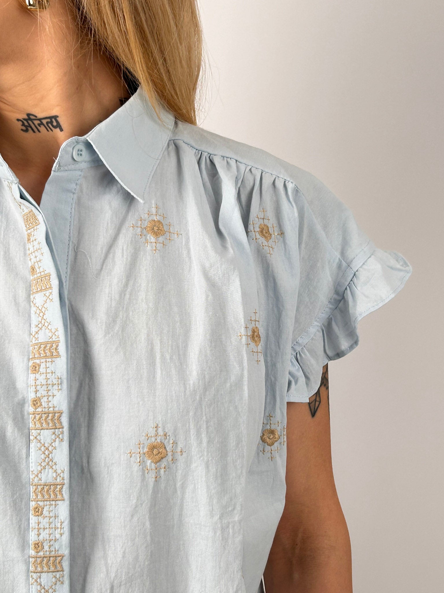 Camicia donna ricamata in cotone con maniche ruches e vestibilità morbida. dettaglio tesuto