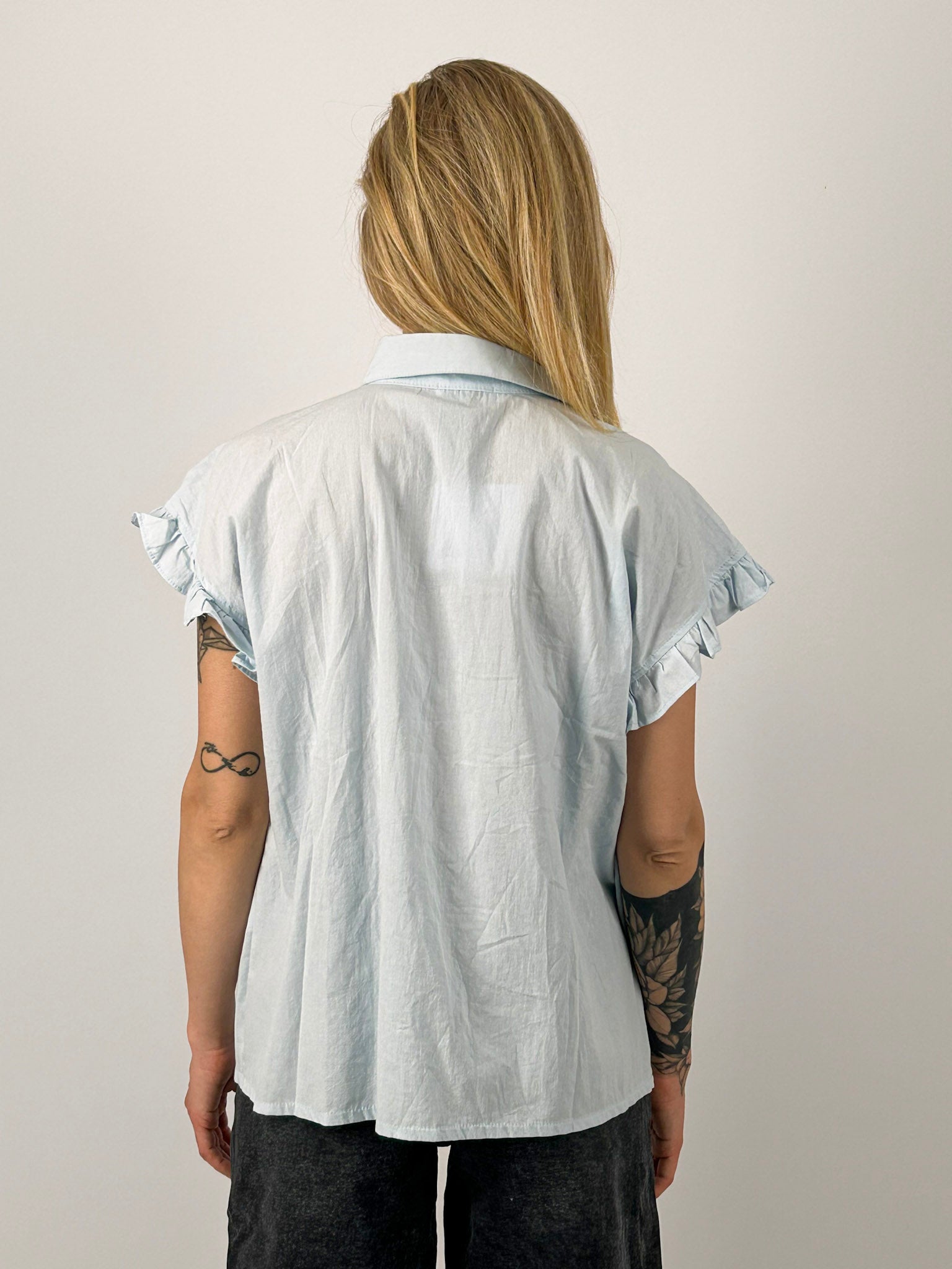 Camicia donna ricamata in cotone con maniche ruches e vestibilità morbida. vista retro