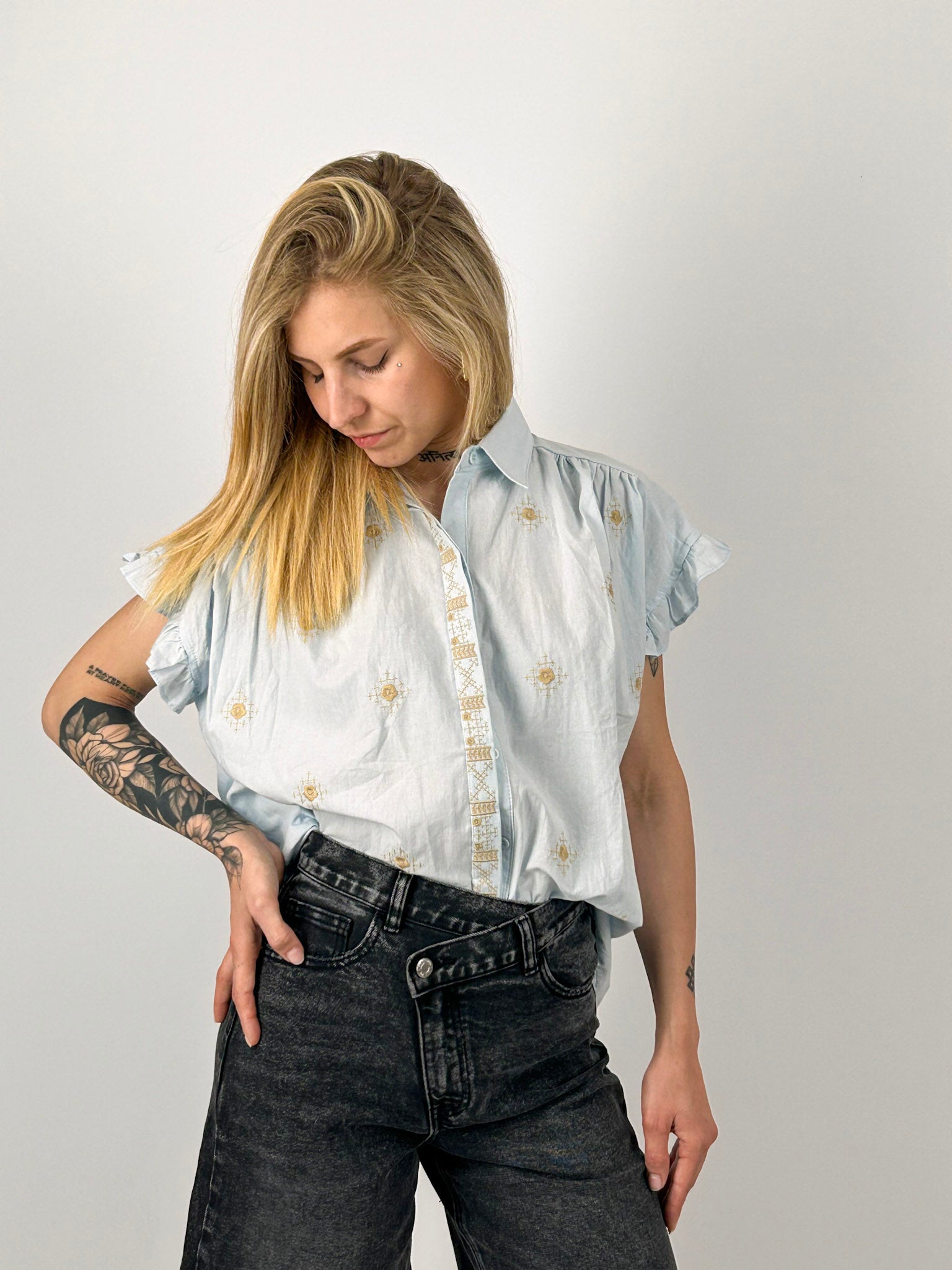 Camicia donna ricamata in cotone con maniche ruches e vestibilità morbida. portata dentro
